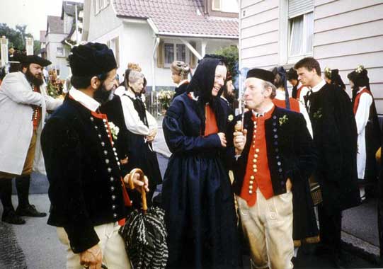 H1982-GerhardIlseHelmut-Bild23 - Volkstanzgruppe Herrenberg - Festzug 1982