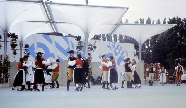 H1983-Berlin-Dia21a-16 - Volkstanzgruppe Herrenberg - Funkausstellung Berlin 1983