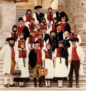 H1983-Stiftskirche-Gruppe-Bildxx - Volkstanzgruppe Herrenberg - Stiftskirche Herrenberg 1983