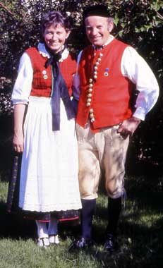 H1981-UteHelmut-Dia12-50 - Volkstanzgruppe Herrenberg - Herrenberger Tracht 1981