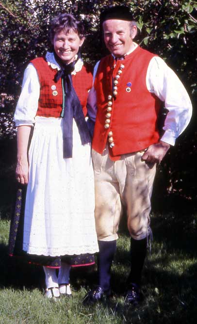 H1981-UteHelmut-Dia12-50 - Volkstanzgruppe Herrenberg - Herrenberger Tracht 1981