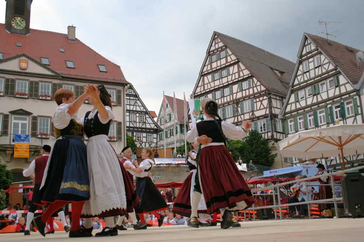 G20050611-IMG0532-Marktplatz-GingenFils - Volkstanzgruppe Gingen/Fils