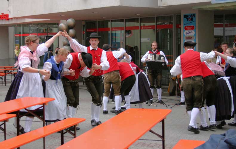 G20050611-IMG0536-Bronntor-Weilersteusslingen - Volkstanzgruppe Weilersteußlingen